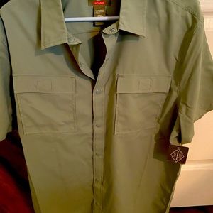 Men’s casual outdoor shirtsleeve button down